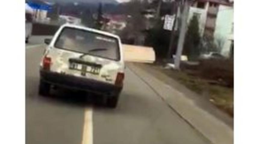 Aracın Camından &Ccedil;ıkan Tahtalar Trafiği Tehlikeye Soktu