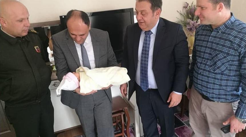 Başkan Özaltun’dan Bebek Sahibi Olan Gaziye Ziyaret