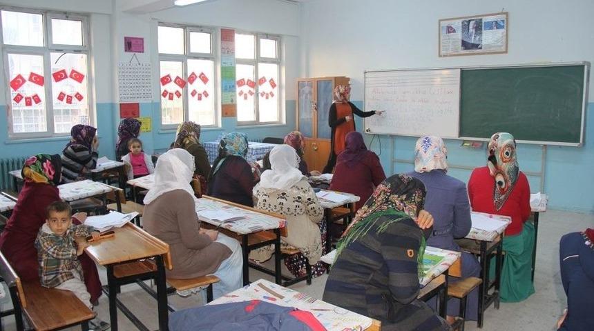 Kulp&rsquo;ta Okuma Yazma Kurslarına Yoğun İlgi