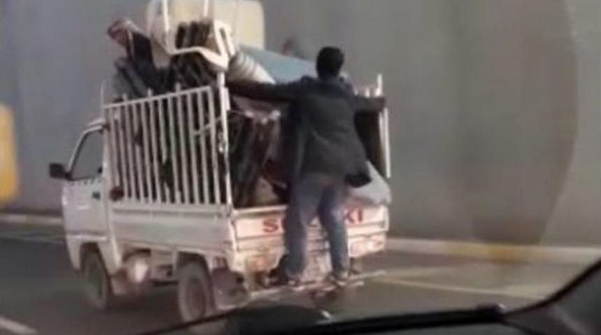 (&ouml;zel Haber) Pikabın Arkasına Tutunarak Yolculuk Eden Gen&ccedil; Y&uuml;rekleri Ağızlara Getirdi