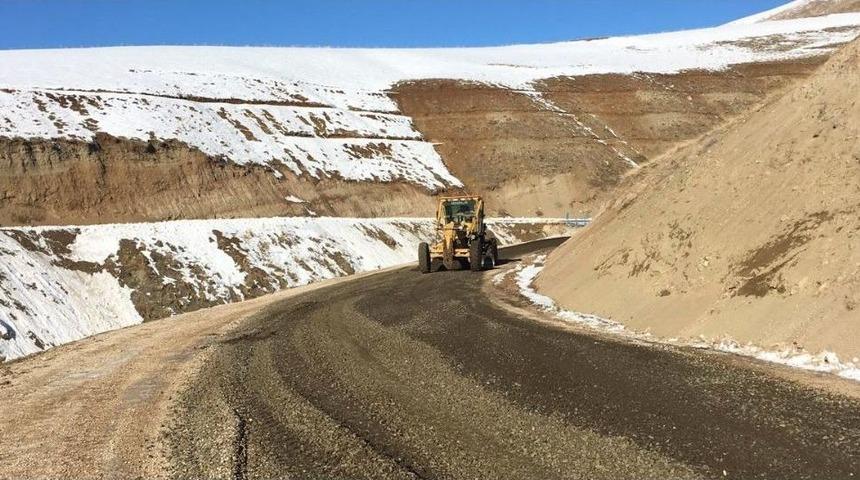 Kış Mevsiminde Yol Yapım &Ccedil;alışması