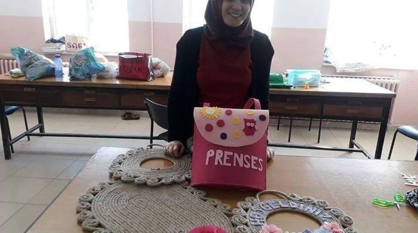 Kursta &Ouml;ğrendikleriyle Ev Ekonomisine Katkı Sağlıyorlar