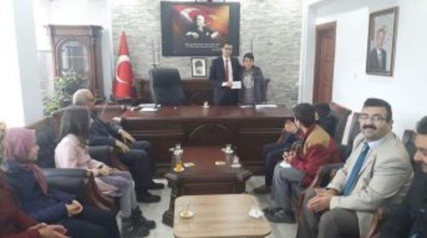 Kitap Okuma Yarışmasında Dereceye Giren &Ouml;ğrenciler &Ouml;d&uuml;llendirildi