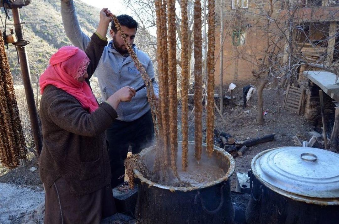 Sason&rsquo;da Tonlarca Cevizli Sucuk &Uuml;retiliyor