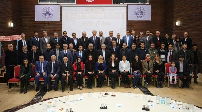 T&uuml;rkiye Ve Elazığ&rsquo;da "basın Vatanını Korumak İ&ccedil;in El Birliği Yaptı"