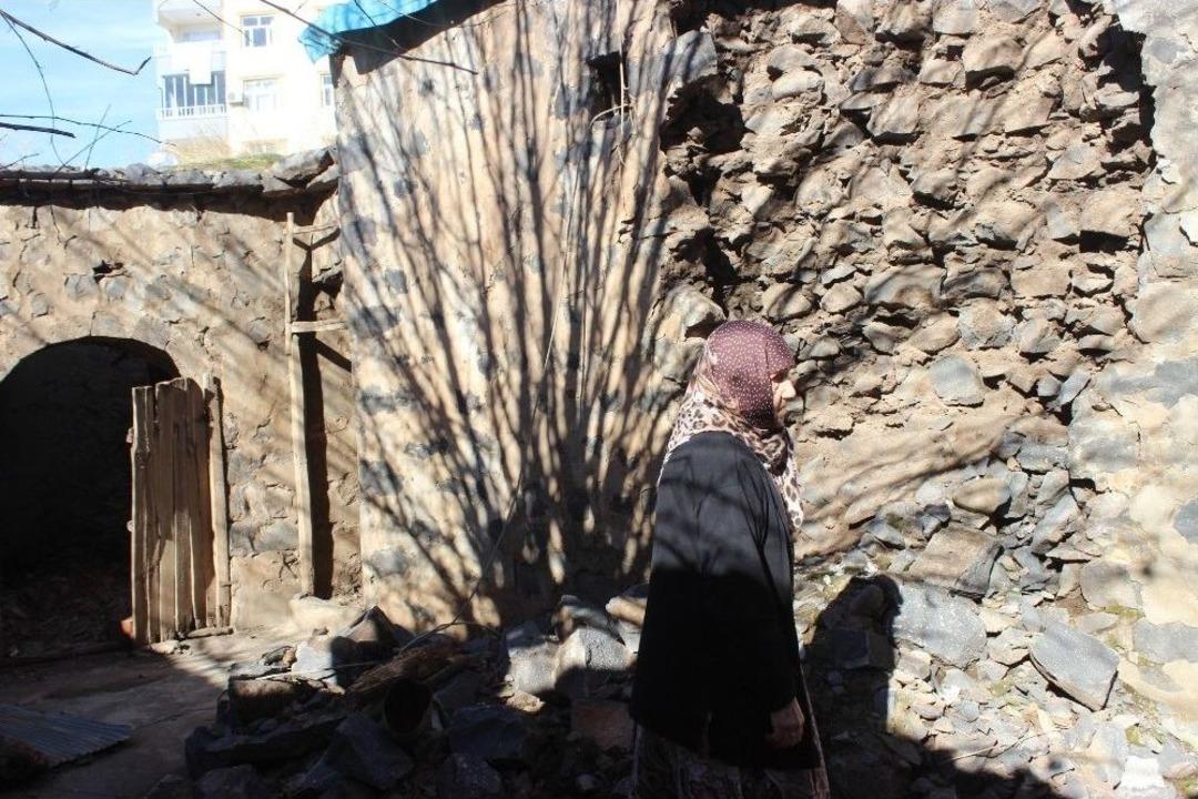 (&ouml;zel Haber) Yaşlı Kadın Harabe Evde Yaşam M&uuml;cadelesi Veriyor