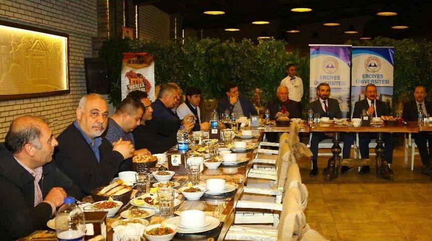 Er&uuml; Rekt&ouml;r&uuml; G&uuml;ven, Gazetecilerle Bir Araya Geldi