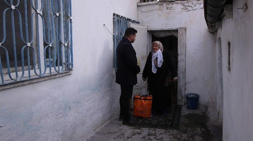 B&uuml;y&uuml;kşehir Belediyesi İhtiya&ccedil; Sahiplerinin Evlerine Yemek Servisi Yapıyor