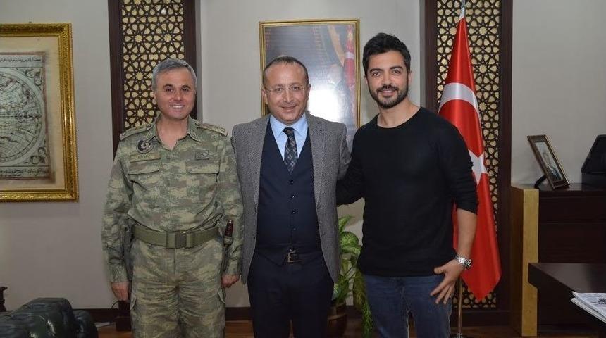 &Uuml;nl&uuml; Şarkıcı Siirt Valisi Atik&rsquo;e Ziyaret