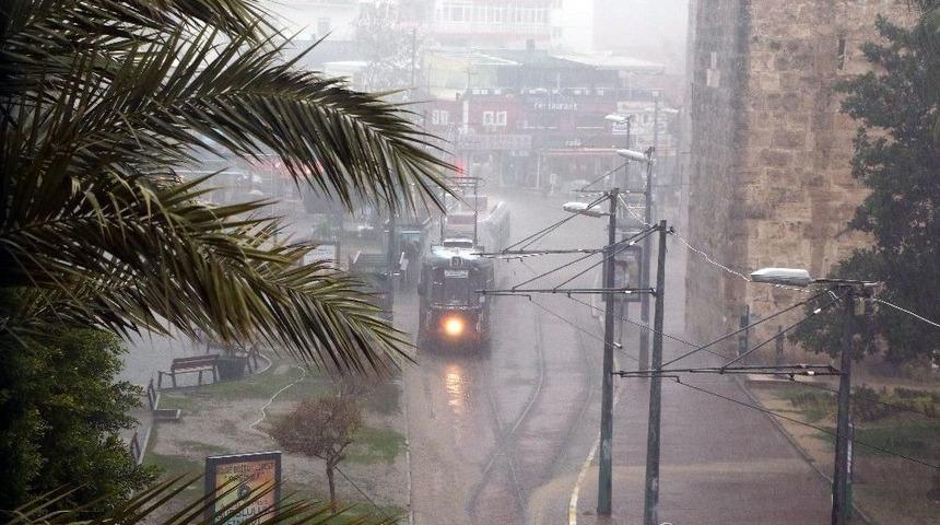 Antalya&rsquo;da Sağanak Yağmur Ve Dolu Yağışı
