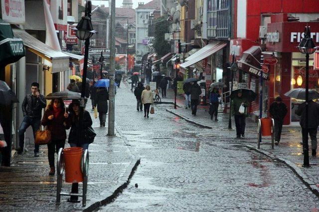 Edirne’de Sağanak Yağış Etkili Oluyor