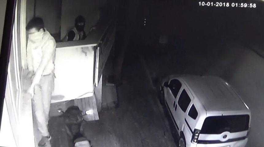 3 Hırsız &Ouml;nce Kameraya, Sonra Polise Yakalandı