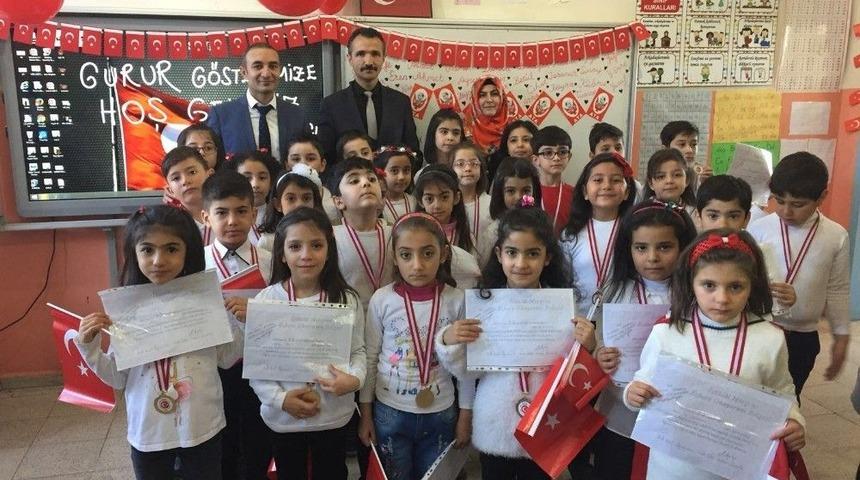 Minik &Ouml;ğrenciler İstiklal Marşının 10 Kıtasını Ezbere Okudu