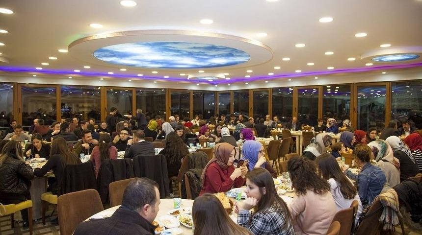 Ahlat Belediyesinden Aday Öğretmenlere Yemek