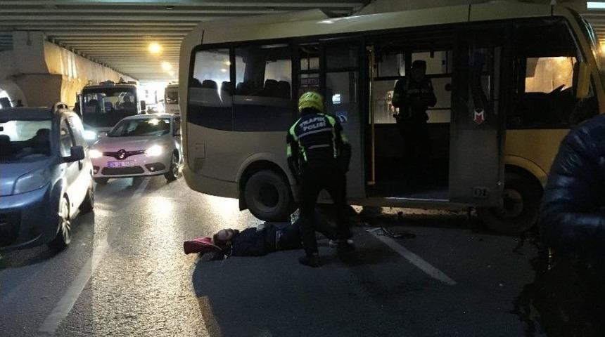 Topkapı Alt Ge&ccedil;idinde Minib&uuml;s İle Kamyon &Ccedil;arpıştı: 6 Yaralı