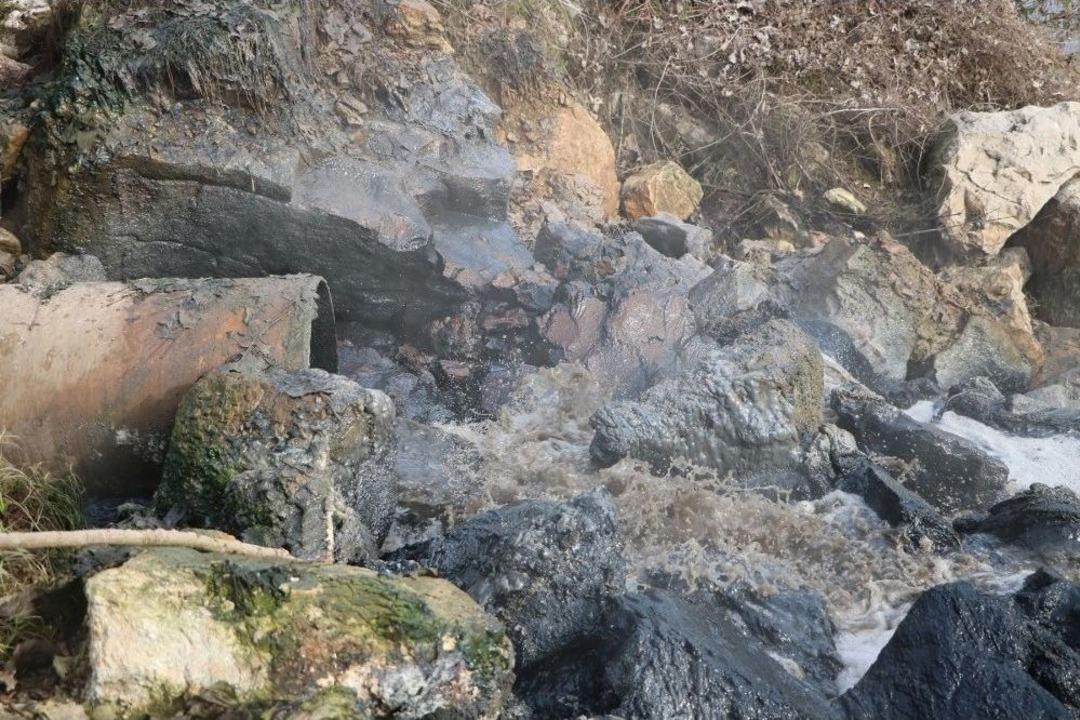 Sakarya Nehri&rsquo;ne Akan Kimyasal Atık Nehri Siyaha B&uuml;r&uuml;d&uuml;