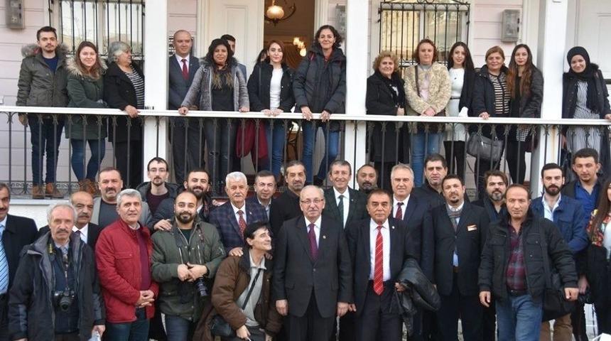 Albayrak: "t&uuml;m Gazetecilerin G&uuml;n&uuml; Kutlu Olsun"