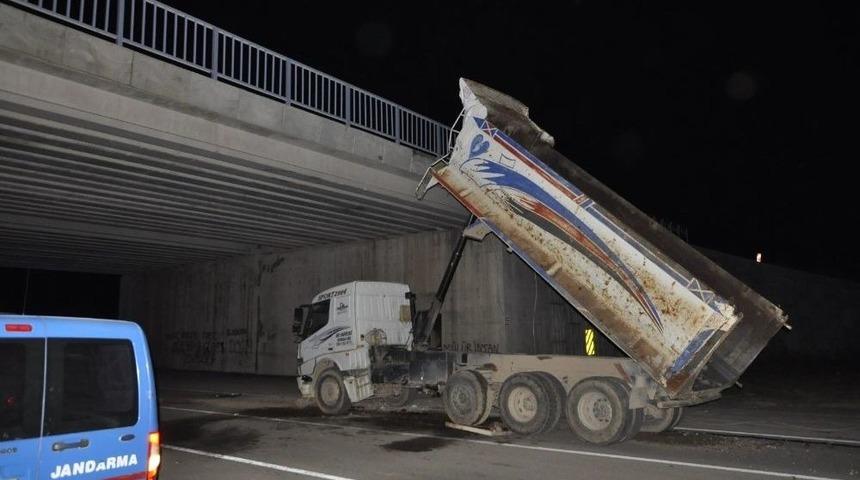 Damperi K&ouml;pr&uuml;ye &Ccedil;arpan Kamyondan Fırlayan Daire Başkanının Kuzeni &Ouml;ld&uuml;