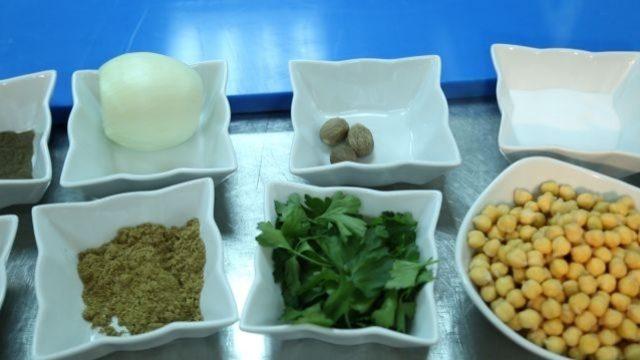 Falafel yapmak için gerekli malzemeler nelerdir?