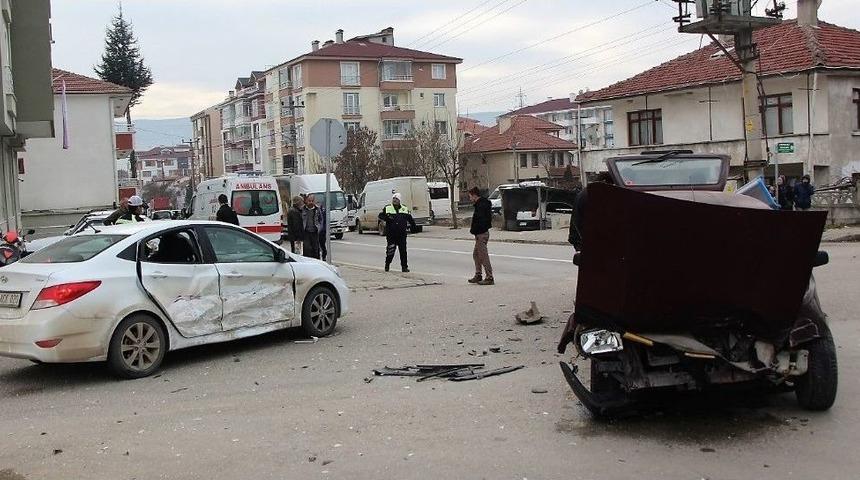 Fel&ccedil;li Hasta Taşıyan Otomobil Kaza Yaptı: 1 Yaralı