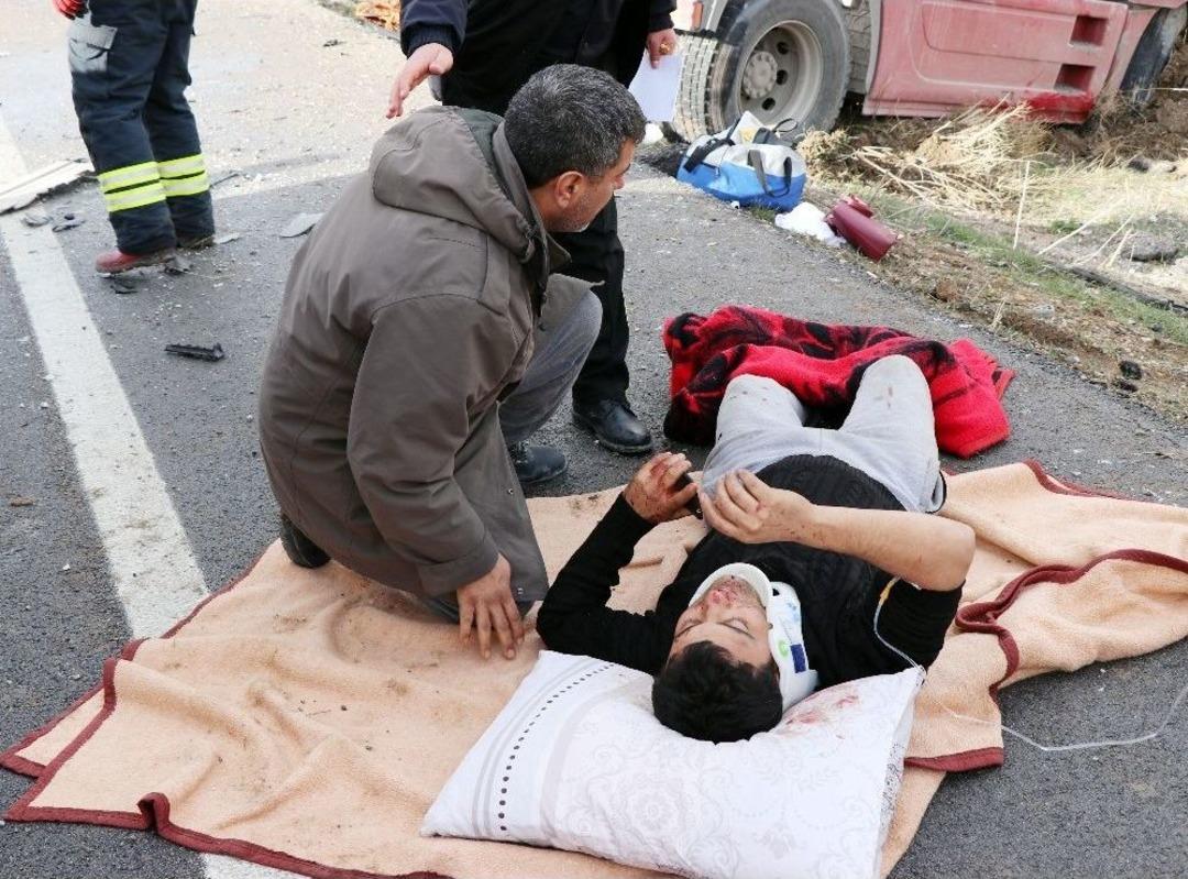 Kontrolden &Ccedil;ıkan Tır Minib&uuml;sle &Ccedil;arpıştı: 1&rsquo;i Ağır 3 Yaralı