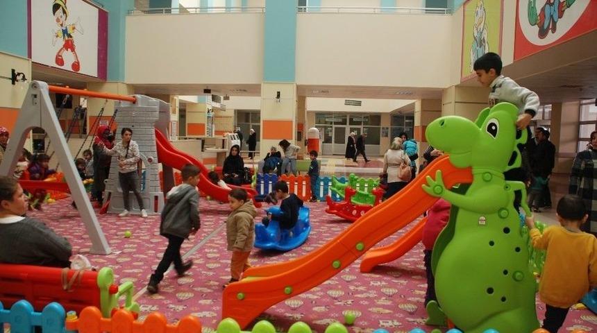 &Ccedil;ocuk Hastanesine Oyun Parkı