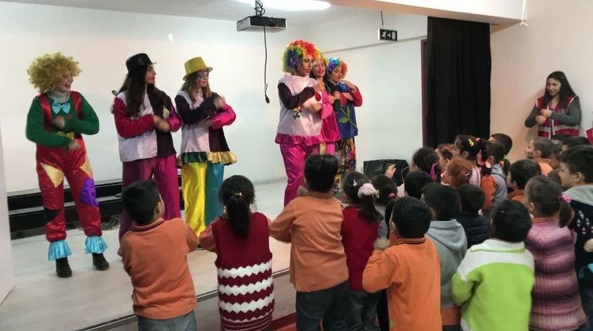 T&uuml;rk Kızılayı&rsquo;ndan K&ouml;y Okullarına Destek