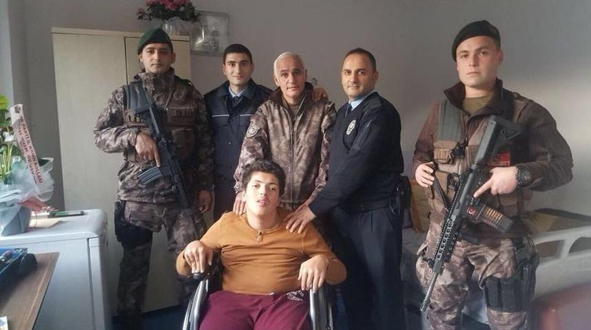 Polislere Sarılmak İ&ccedil;in 155&rsquo;i Aradı