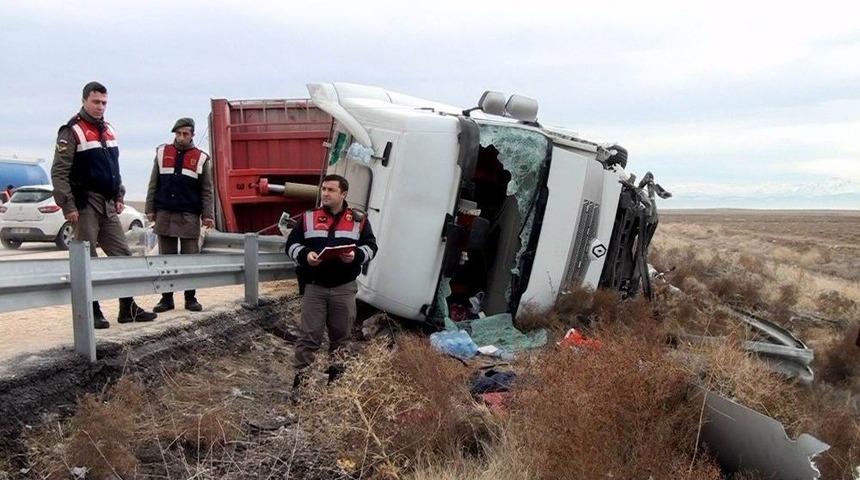 Konya&rsquo;da Kontrolden &Ccedil;ıkan Tır Devrildi: 1 &Ouml;l&uuml;