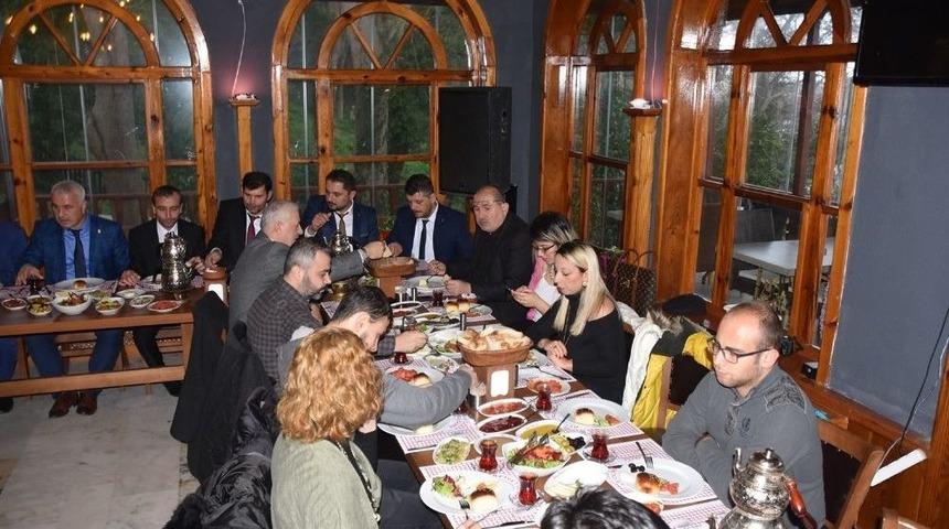 Esnaf Odasından Gazetecilere Kutlama