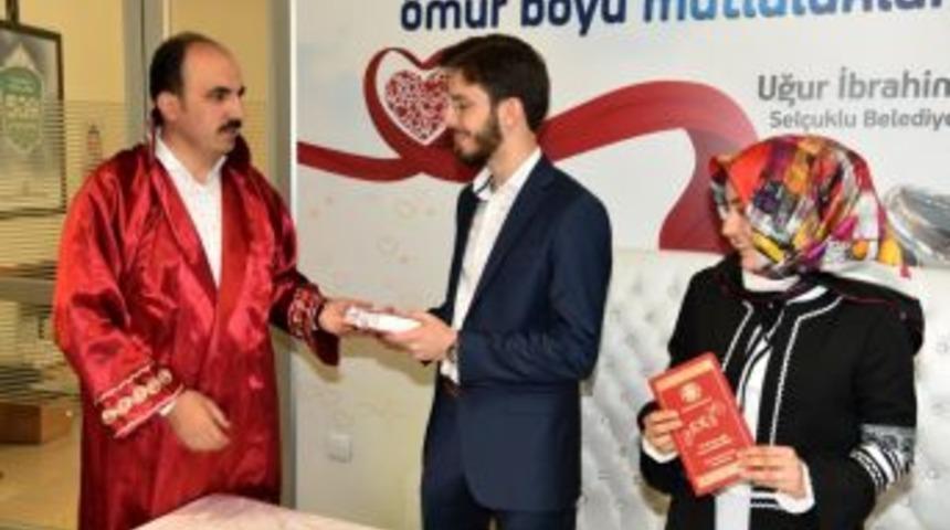 Sel&ccedil;uklu&rsquo;da Evlendirme Rekoru