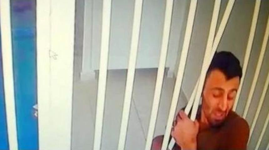 Demir Parmaklıkları Eğerek Nezaretten Ka&ccedil;tı