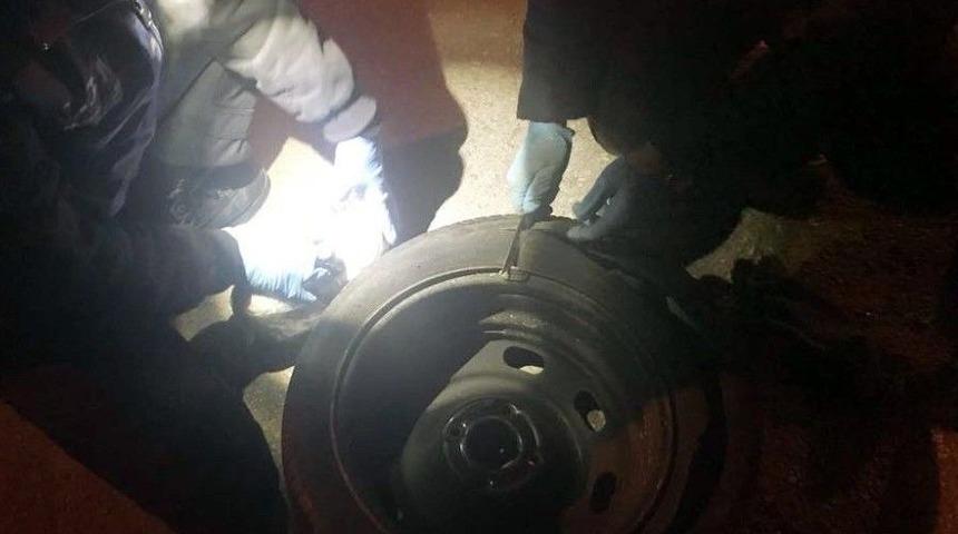 Stepne İçinde 1,5 Kilo Esrar Ve Ruhsatsız Tabanca Çıktı