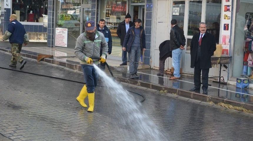 Adilcevaz&rsquo;da Kış Ortasında Yol Yıkama Ve Temizlik &Ccedil;alışması
