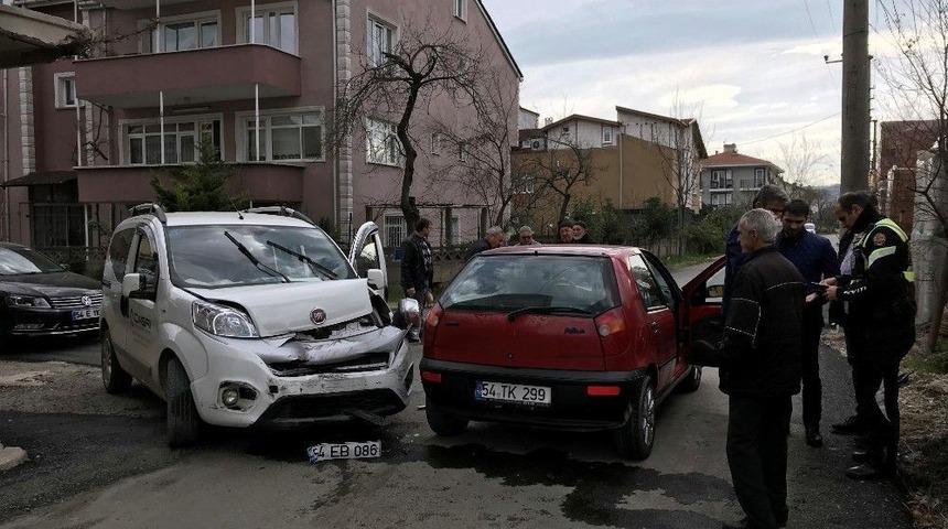 Sokak Arasında İki Ara&ccedil; Kafa Kafaya &Ccedil;arpıştı: 2 Yaralı
