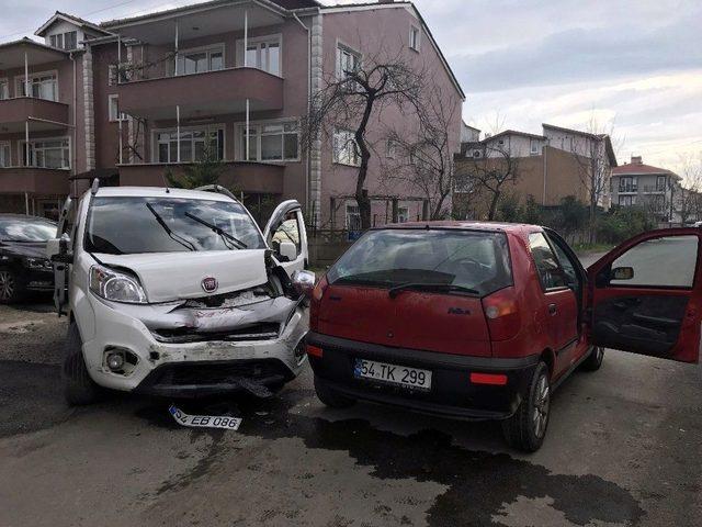 Sokak Arasında İki Araç Kafa Kafaya Çarpıştı: 2 Yaralı