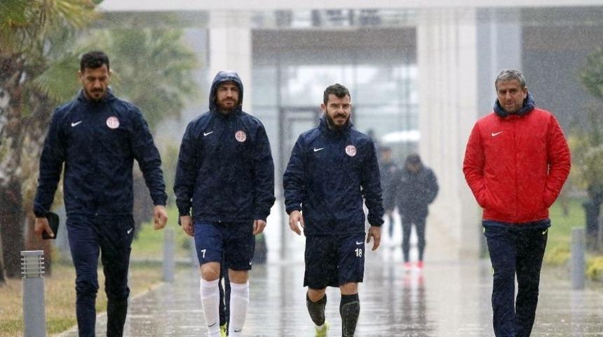 Antalyaspor Hazırlıklarını Sağanak Yağmur Altında S&uuml;rd&uuml;rd&uuml;