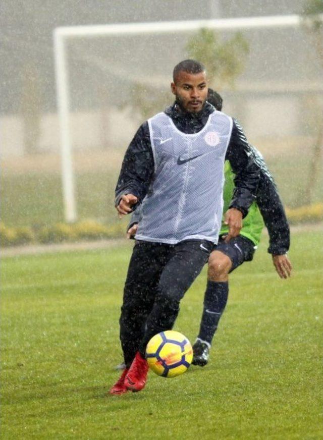 Antalyaspor Hazırlıklarını Sağanak Yağmur Altında Sürdürdü