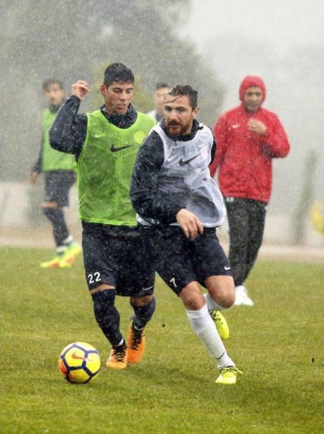 Antalyaspor Hazırlıklarını Sağanak Yağmur Altında Sürdürdü