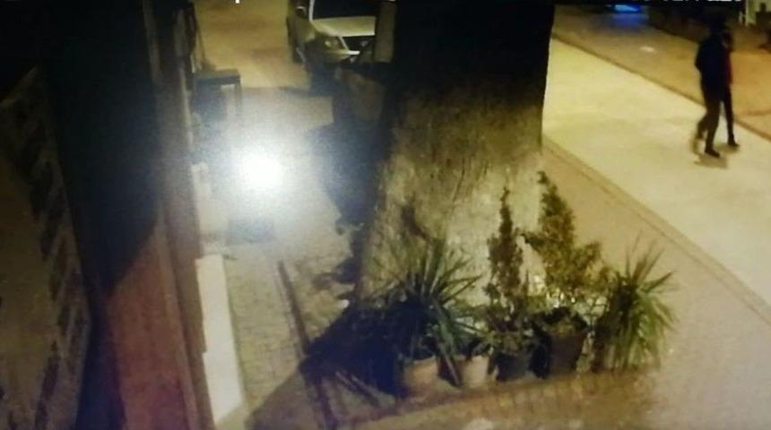 Yaşlı Kadınları Dolandıranlar G&uuml;venlik Kamerasına Yakalandı