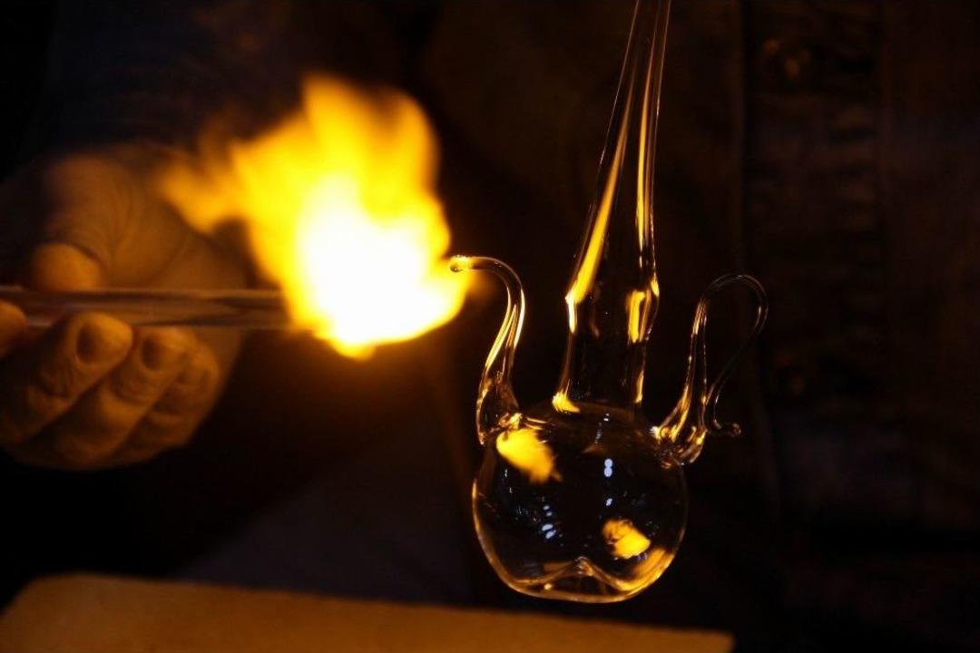 Topladığı Atık Camları Birer Sanat Eserine D&ouml;n&uuml;şt&uuml;r&uuml;yor