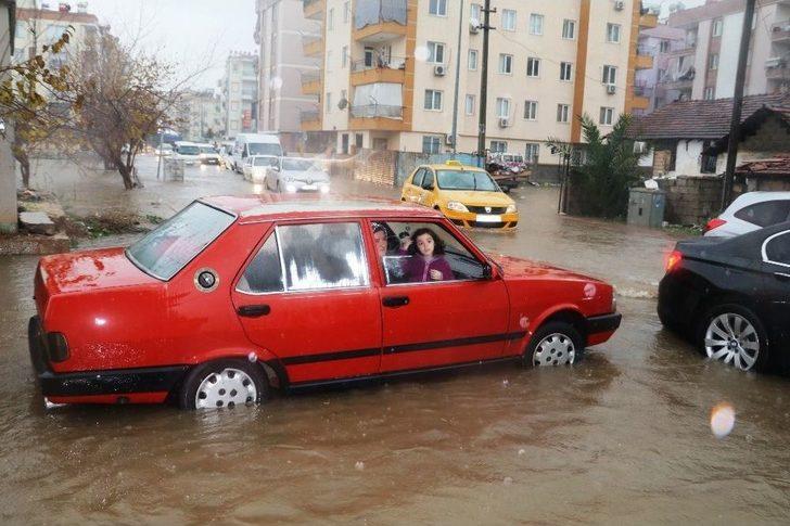 Antalya’da Sağanak Hayatı Felç Etti G1