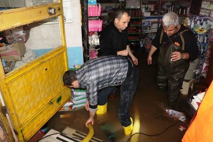 Antalya’da Sağanak Hayatı Felç Etti G4