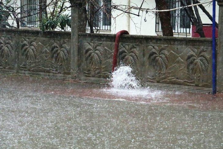 Antalya’da Sağanak Hayatı Felç Etti G5