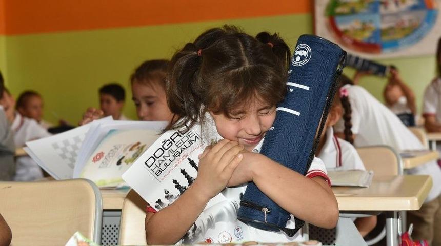 &Ouml;ğrencilere Satran&ccedil; Takımı Dağıtıldı