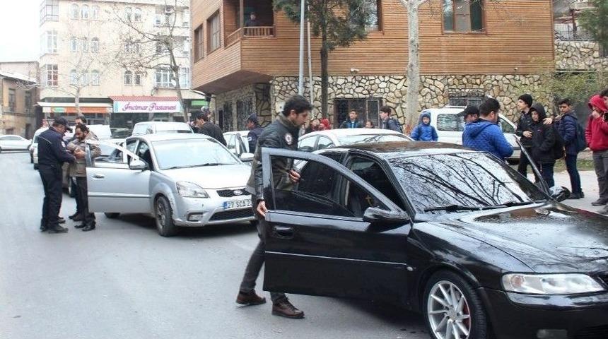 Okul &Ouml;nlerindeki Uygulamada Aranan 15 Kişi Yakalandı