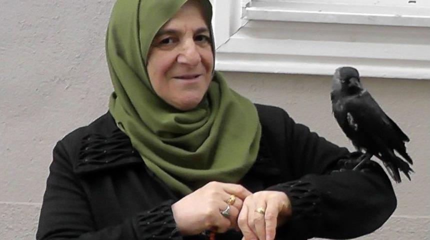 Yavruyken Balkonuna D&uuml;şen Kargaya &Ccedil;ocuğu Gibi Bakıyor