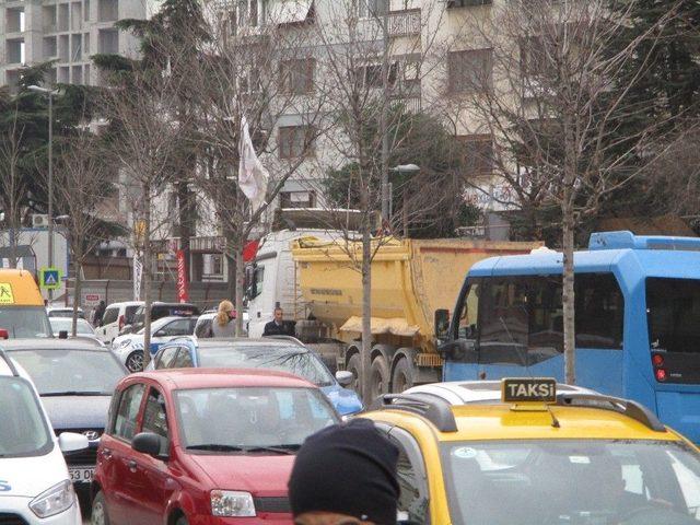 Yaşlı Kadın, Hafriyat Kamyonunun Altında Kaldı