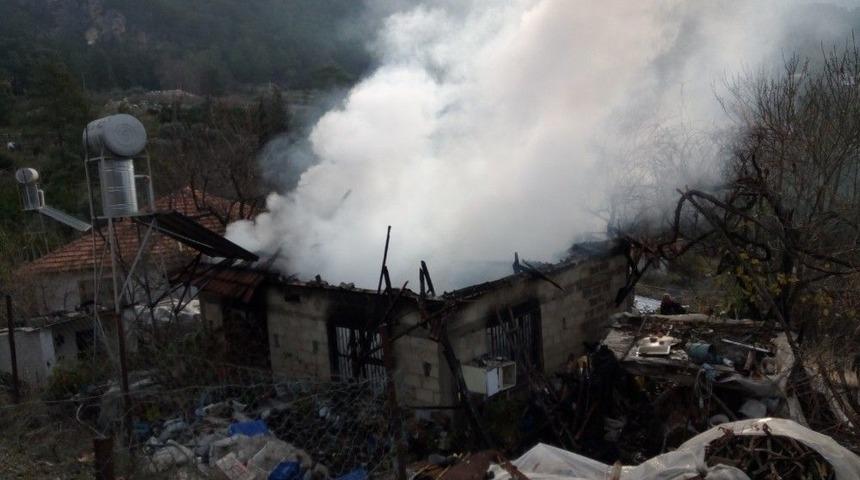 Yaşlı Çiftin Evi Yangında Kullanılamaz Hale Geldi