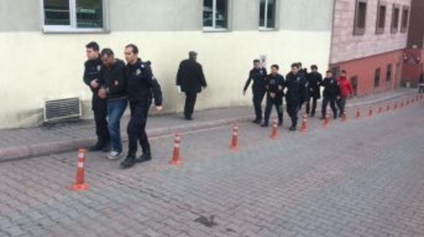 Uyuşturucu Taciri 3 Kişi Adliyeye Sevk Edildi